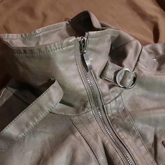 Feminine cut Leather Motorcycle Jacket - Picture 5 of 14